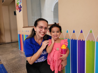 Notícia: Para o dia das mães, famílias e professores da Creche Orlando Bitar compartilham experiência de amor e aprendizado